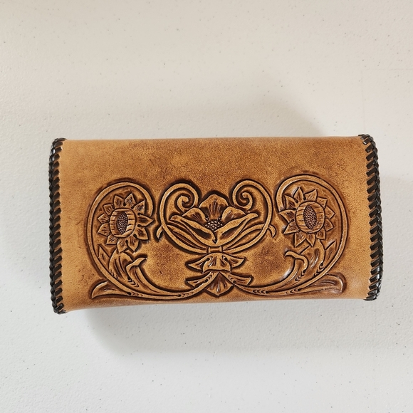 Vintage Tooled Brown Leather Billfold Wallet Womens Handmade 1970s Western Boho - Picture 3 of 6